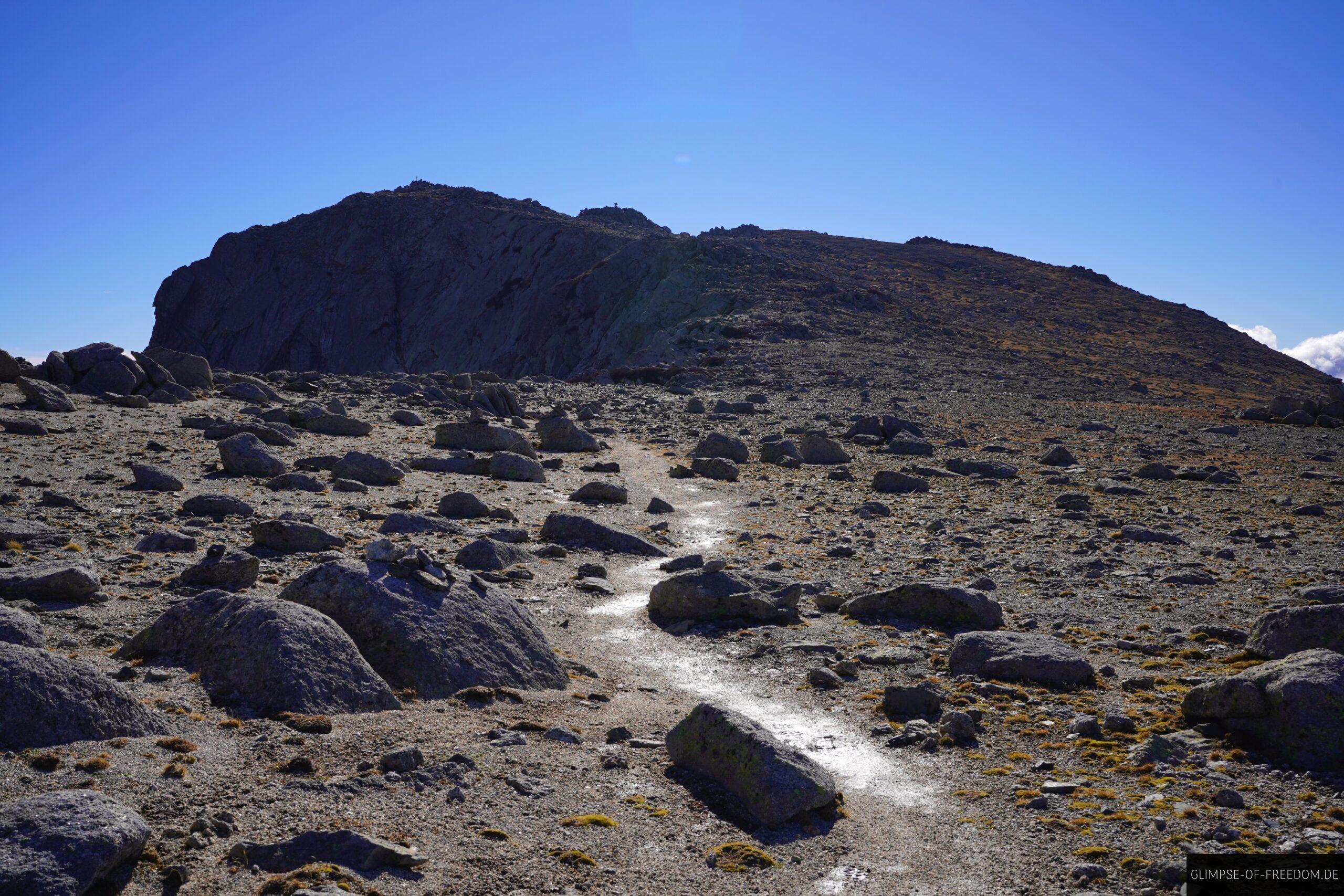 steiniger aufstieg zum berggrat scaled steiniger aufstieg zum berggrat