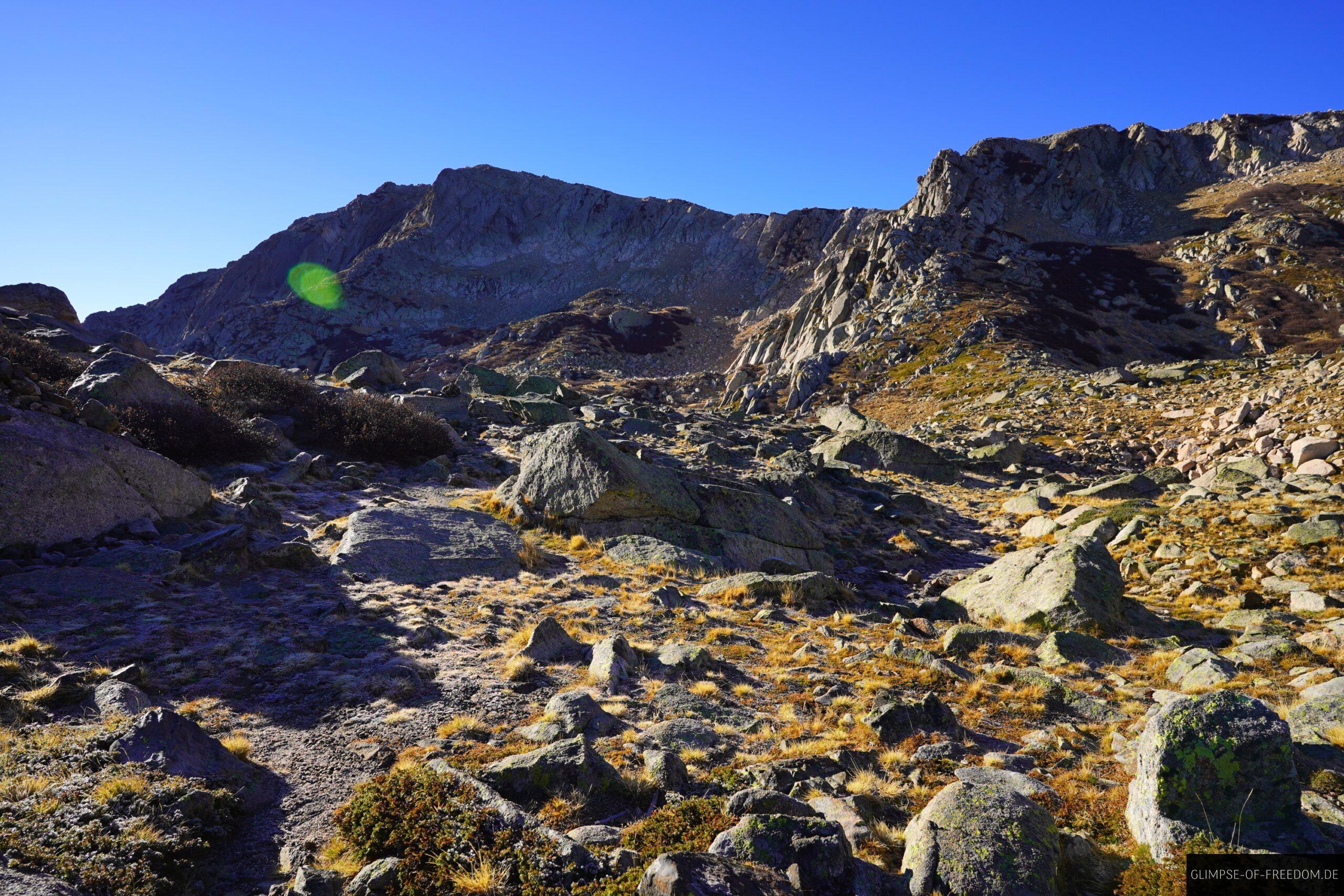 steiniger wanderpfad zwischen felsen und graten monte renoso scaled steiniger wanderpfad zwischen felsen und graten monte renoso