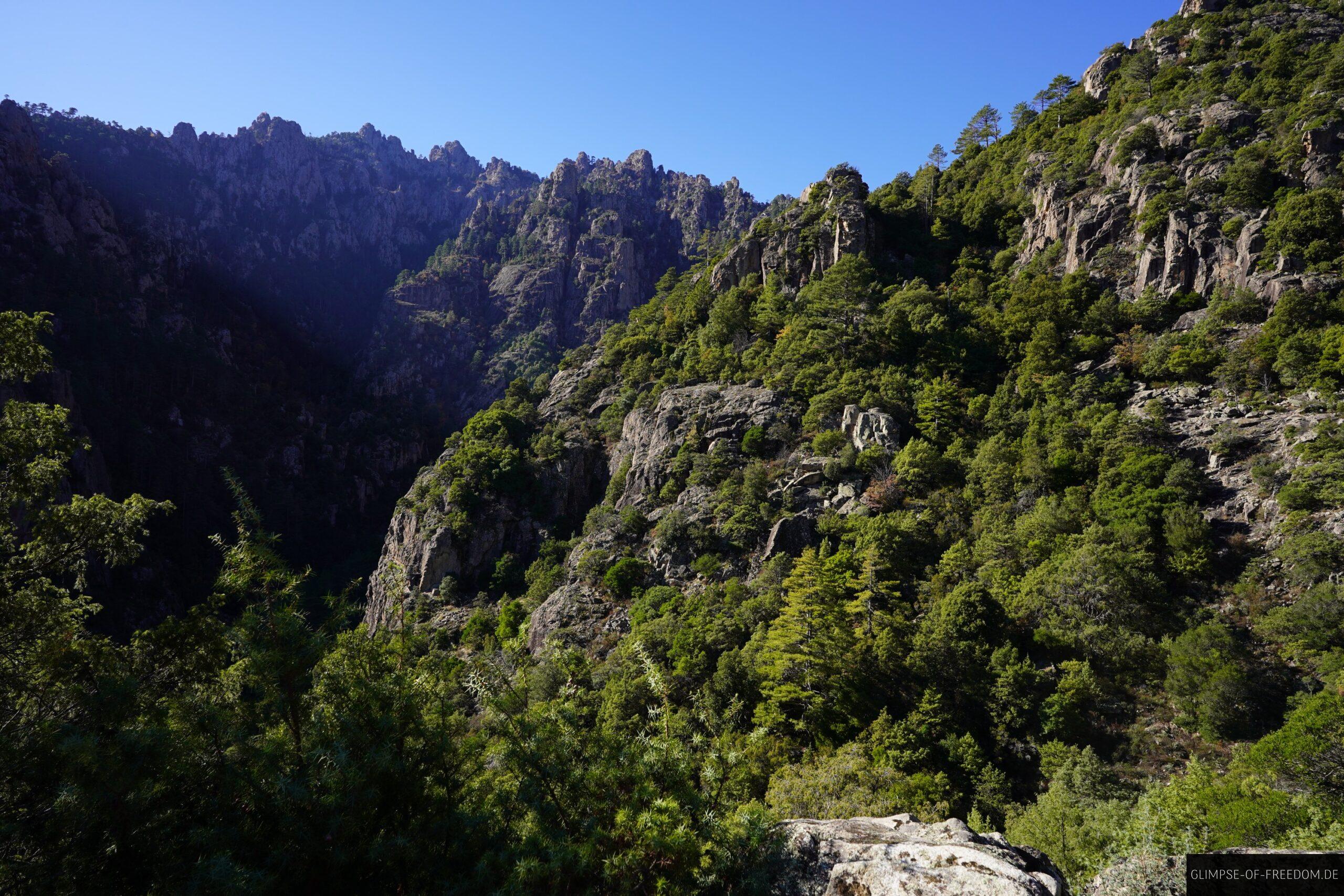 tavignano schlucht korsika felsige landschaft scaled Tavignano Schlucht Korsika: Felsige Landschaft mit grüner Vegetation unter blauem Himmel.