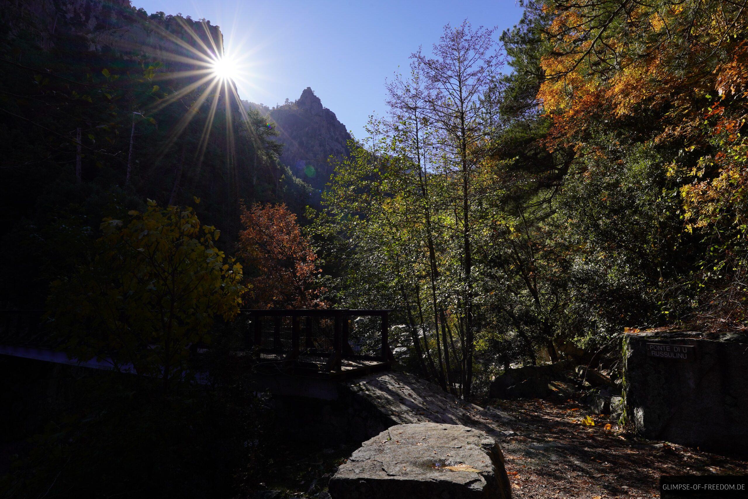 tavignano schlucht russulinu bruecke korsika scaled Russulinu Brücke in der Tavignano Schlucht auf Korsika im Herbst mit Sonne.