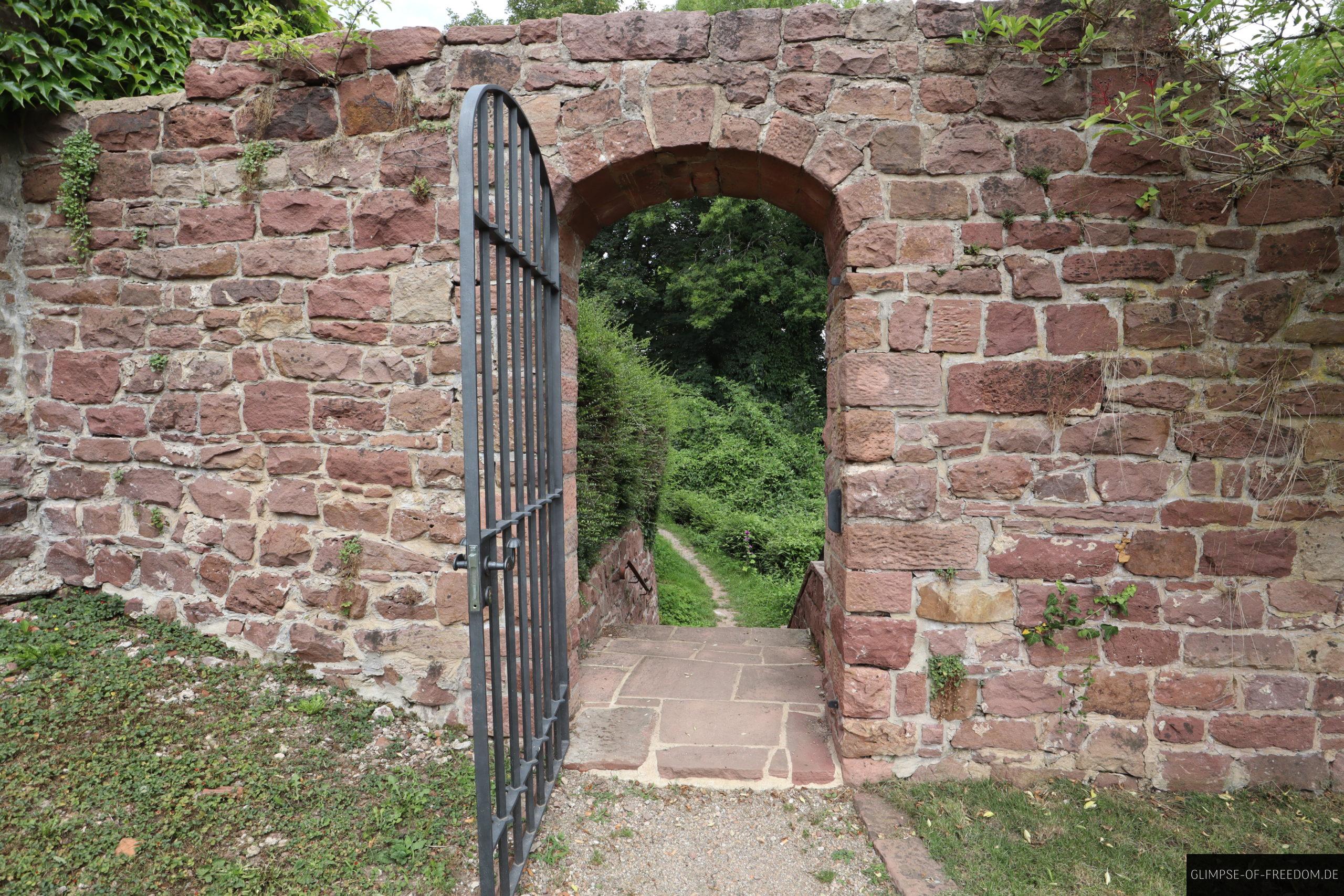 tuer mauer burg dilsberg scaled 1 tuer mauer burg dilsberg scaled