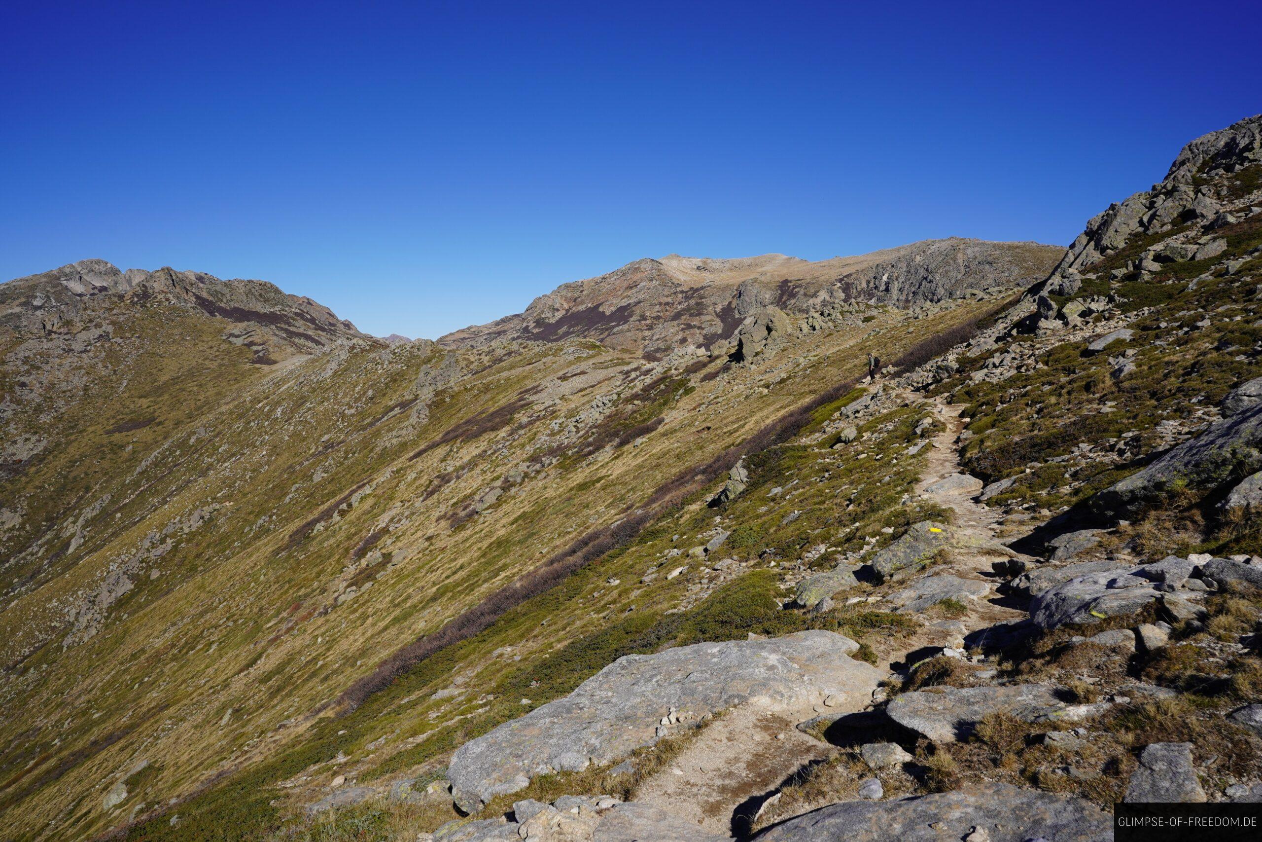 wanderweg berge korsika pozzi seen scaled Wanderweg in den Bergen Korsikas mit blauem Himmel. Berglandschaft auf der Pozzi Seen Wanderung.