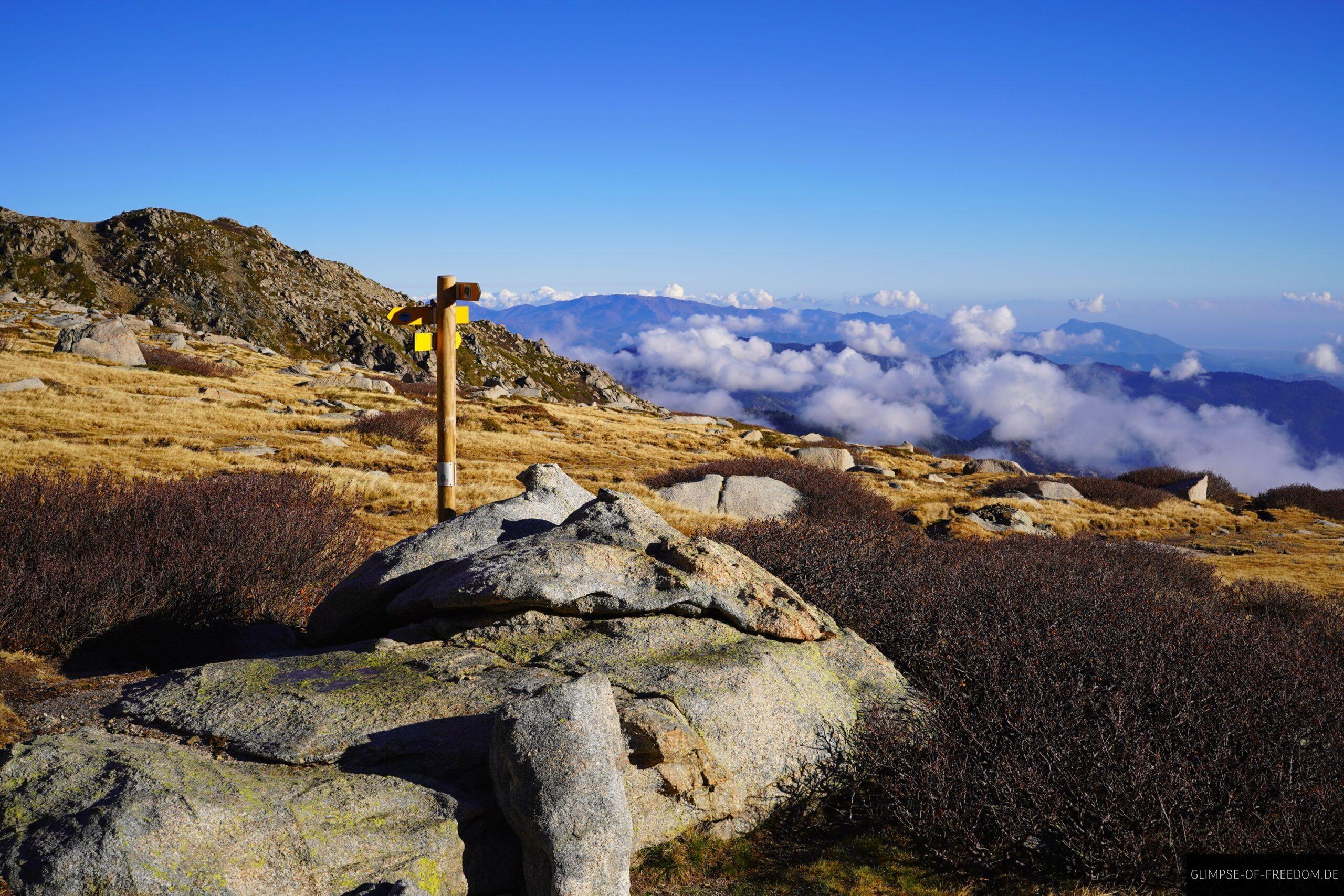 wegweiser mit gelber markierung auf hochflaeche monte renoso scaled wegweiser mit gelber markierung auf hochflaeche monte renoso